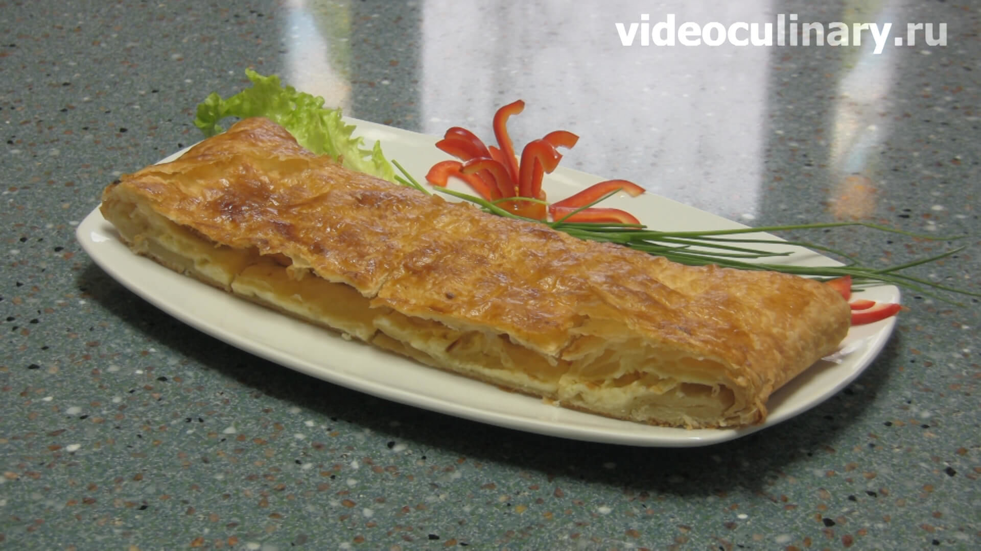 Пирог с сыром из слоеного теста — рецепт с фото и видео