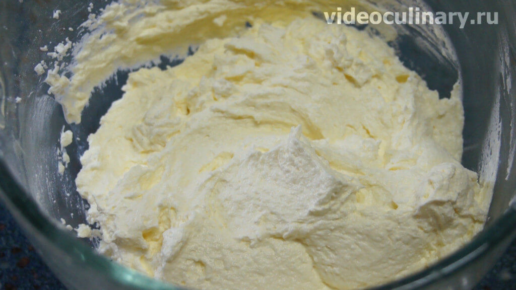 Как приготовить творожное масло. Творожное масло. Масляный крем расслоился. Масляный крем равномерно высыпать Изюм фото. Как можно делать творожные крем для торта.